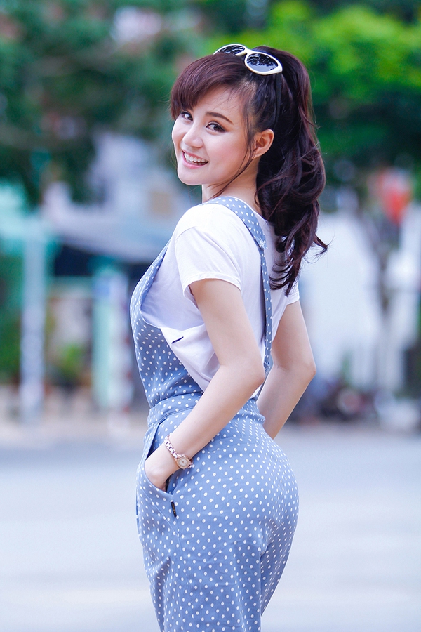 Vy Oanh xinh đẹp khoe eo 