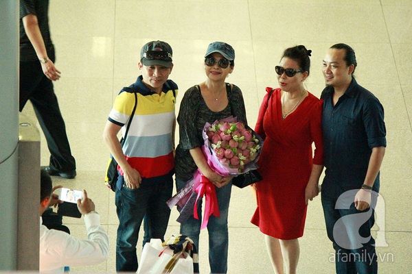 Hình ảnh Khánh Ly và chồng tại sân bay Tân Sơn Nhất 3