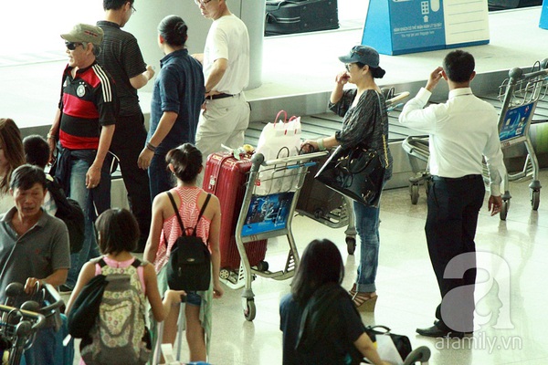 Hình ảnh Khánh Ly và chồng tại sân bay Tân Sơn Nhất 5
