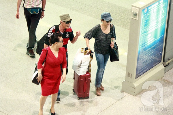 Hình ảnh Khánh Ly và chồng tại sân bay Tân Sơn Nhất 2