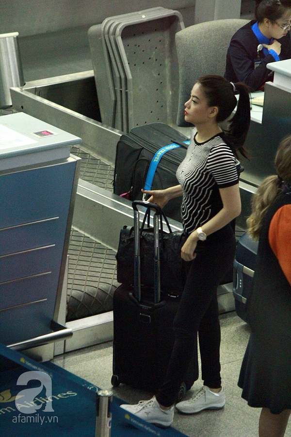 Trương Ngọc Ánh giản dị, Vân Trang điệu đà ở sân bay 4