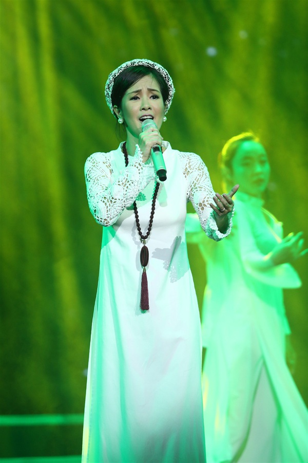 Hồ Ngọc Hà cùng dàn sao Việt diện áo dài trắng hát về biển đảo 3