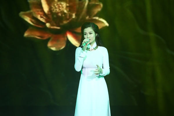 Hồ Ngọc Hà cùng dàn sao Việt diện áo dài trắng hát về biển đảo 15