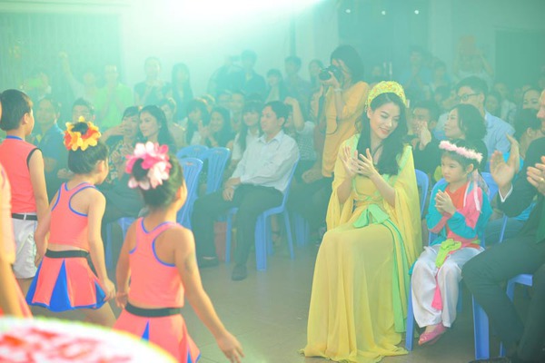 Trương Ngọc Ánh và con gái thu hút sự chú ý tại một sự kiện 7
