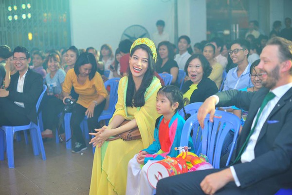 Trương Ngọc Ánh và con gái thu hút sự chú ý tại một sự kiện 12