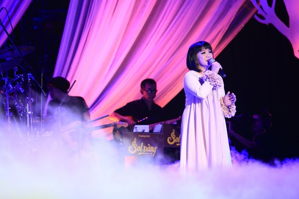 Cẩm Vân đẫm nước mắt trong đêm liveshow 34 năm ca hát 1