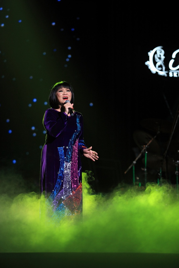 Cẩm Vân đẫm nước mắt trong đêm liveshow 34 năm ca hát 4