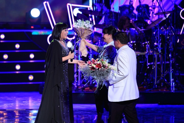Cẩm Vân đẫm nước mắt trong đêm liveshow 34 năm ca hát 2