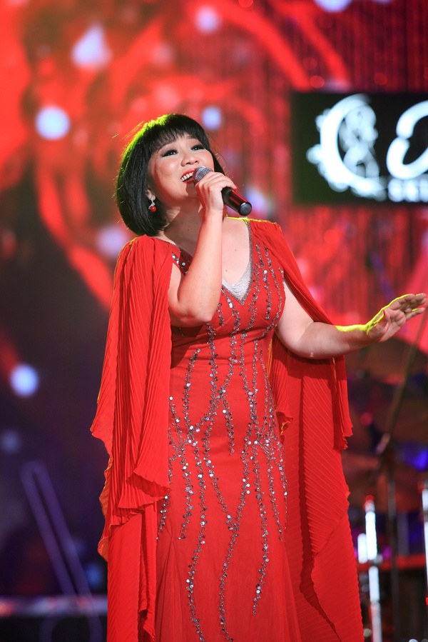 Cẩm Vân đẫm nước mắt trong đêm liveshow 34 năm ca hát 6