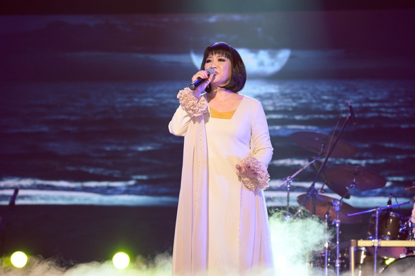 Cẩm Vân đẫm nước mắt trong đêm liveshow 34 năm ca hát 10