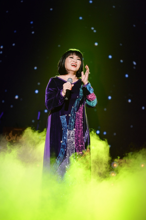 Cẩm Vân đẫm nước mắt trong đêm liveshow 34 năm ca hát 15