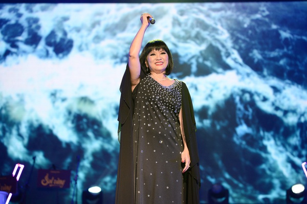 Cẩm Vân đẫm nước mắt trong đêm liveshow 34 năm ca hát 19