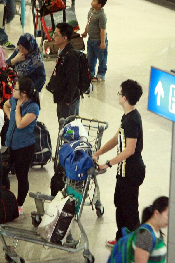 Hoàng Thùy Linh và "bạn trai tin đồn" lạc nhau ở sân bay 3