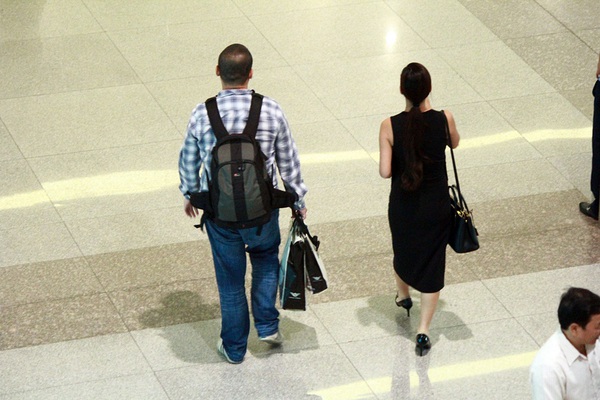 Hoàng Thùy Linh và "bạn trai tin đồn" lạc nhau ở sân bay 7