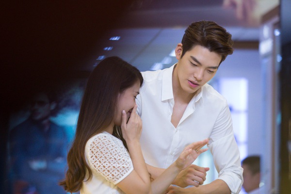 Fan Việt đội nắng, đội mưa xem Kim Woo Bin quay hình 16