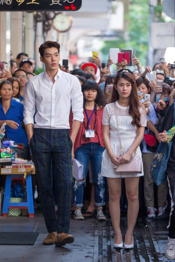 Fan Việt đội nắng, đội mưa xem Kim Woo Bin quay hình 17