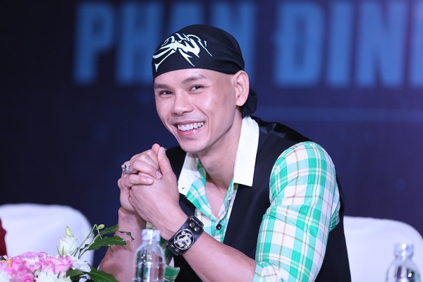 Phan Đinh T&ugrave;ng t&igrave;nh tứ h&ocirc;n vợ trước mặt quan kh&aacute;ch 2