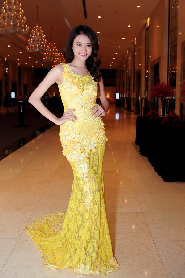 Hoa hậu Trần Thị Quỳnh đưa con gái nhỏ cùng dự sự kiện 8
