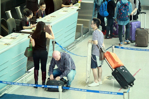 Vợ chồng Thu Minh gây chú ý tại sân bay Tân Sơn Nhất 7