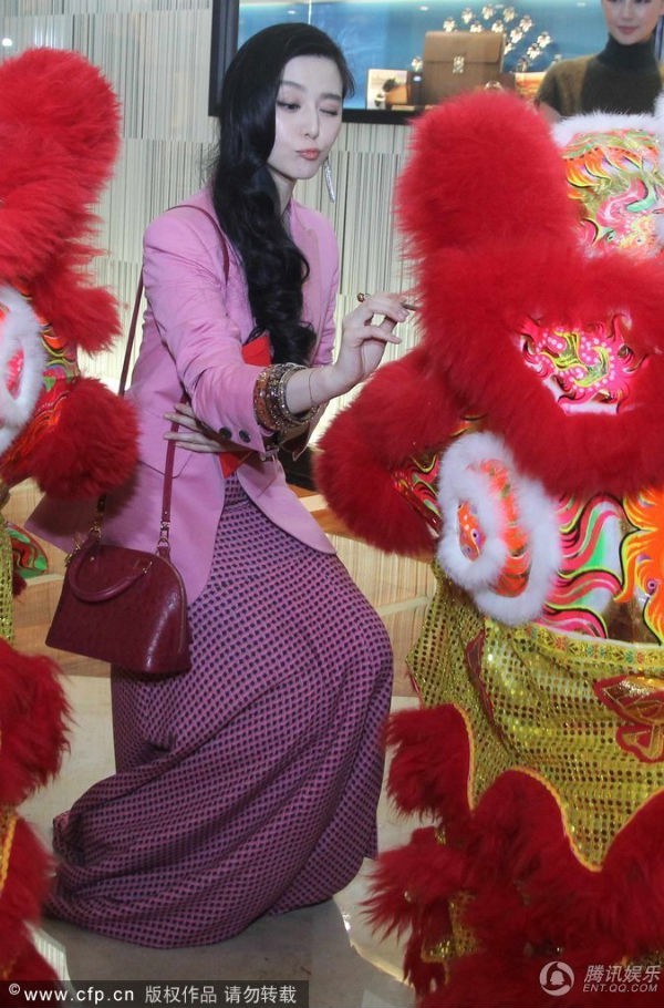 Băng Phạm hồn nhi&ecirc;n &ldquo;cạp&rdquo; phong b&igrave; bằng răng  1