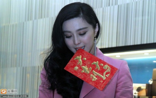 Băng Phạm hồn nhi&ecirc;n &ldquo;cạp&rdquo; phong b&igrave; bằng răng  5