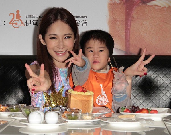 Ti&ecirc;u &Aacute; Hi&ecirc;n nịnh kh&eacute;o mẹ chồng tương lai 2