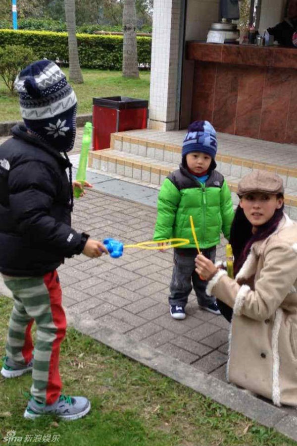 Ti&ecirc;u &Aacute; Hi&ecirc;n nịnh kh&eacute;o mẹ chồng tương lai 7