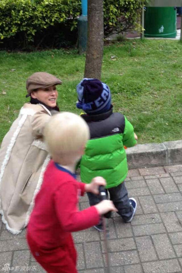 Ti&ecirc;u &Aacute; Hi&ecirc;n nịnh kh&eacute;o mẹ chồng tương lai 8