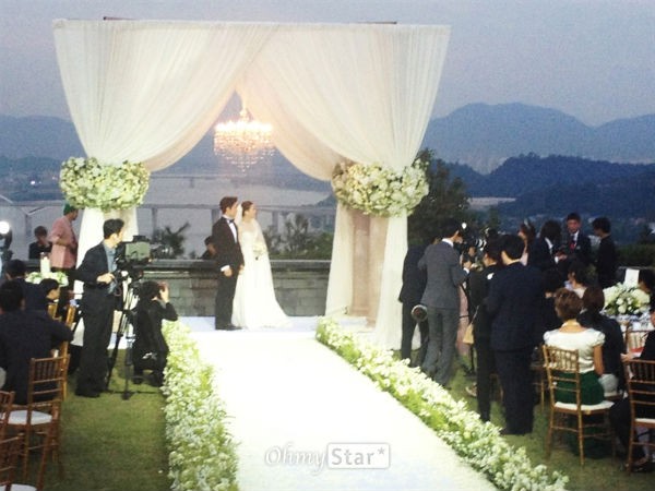 Cận cảnh lễ thành hôn ngập màu trắng của Lee Bo Young  6