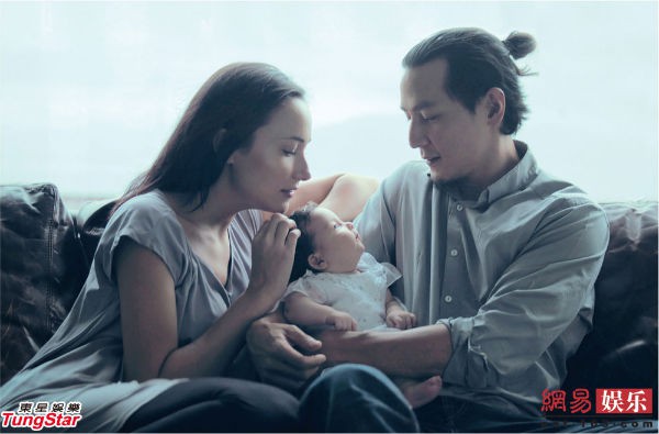 12 gia đình sao Hồng Kông hội tụ trong bộ ảnh lịch từ thiện  1