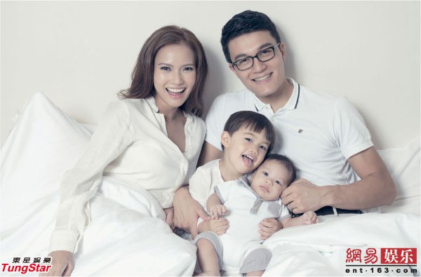 12 gia đình sao Hồng Kông hội tụ trong bộ ảnh lịch từ thiện  10
