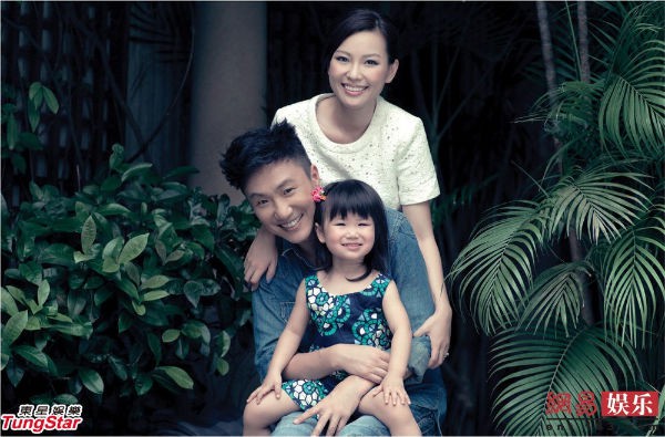 12 gia đình sao Hồng Kông hội tụ trong bộ ảnh lịch từ thiện  12