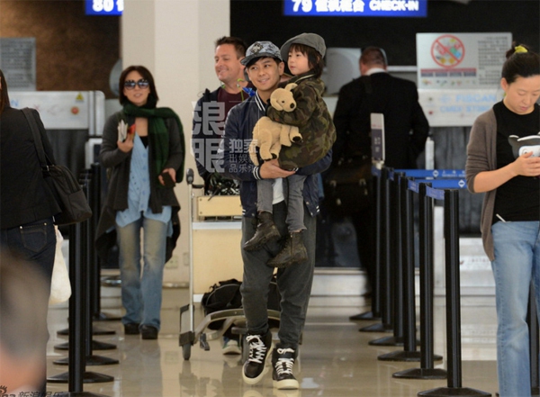 Lâm Chí Dĩnh cùng vợ và con trai gây chú ý tại sân bay 2