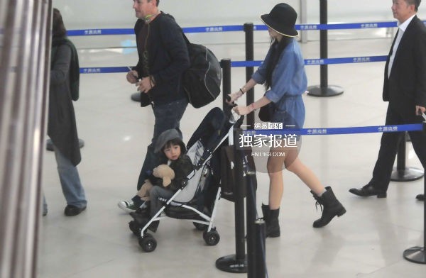 Lâm Chí Dĩnh cùng vợ và con trai gây chú ý tại sân bay 3