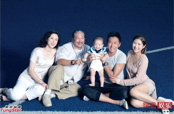 12 gia đình sao Hồng Kông hội tụ trong bộ ảnh lịch từ thiện  4