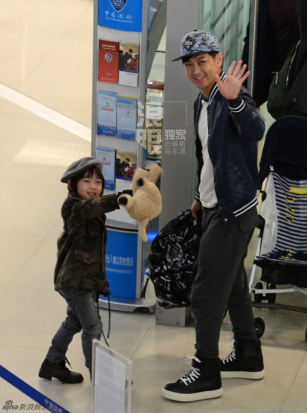 Lâm Chí Dĩnh cùng vợ và con trai gây chú ý tại sân bay 4
