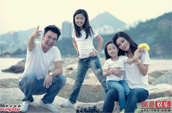 12 gia đình sao Hồng Kông hội tụ trong bộ ảnh lịch từ thiện  5