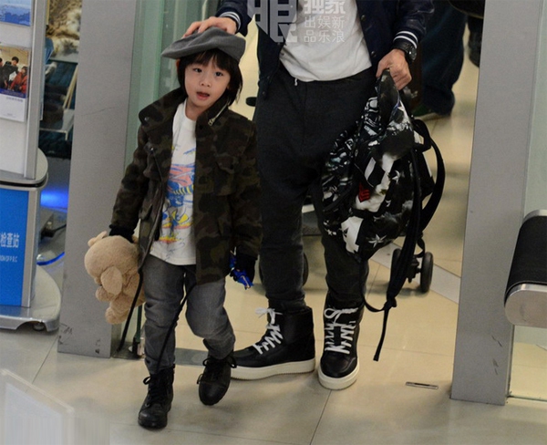 Lâm Chí Dĩnh cùng vợ và con trai gây chú ý tại sân bay 5