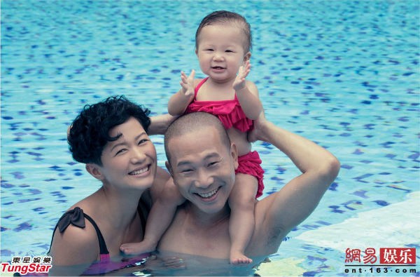 12 gia đình sao Hồng Kông hội tụ trong bộ ảnh lịch từ thiện  7