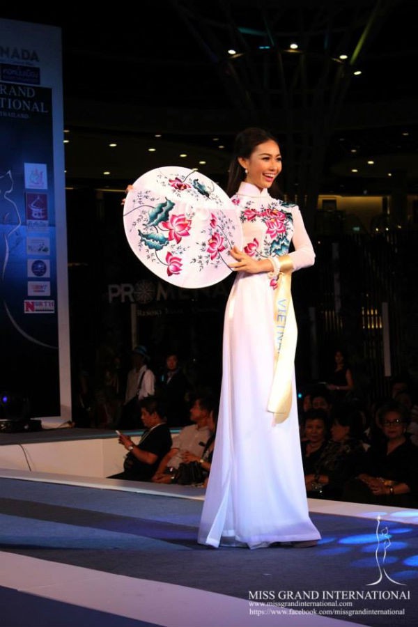 Bích Khanh duyên dáng trong đêm thi quốc phục Miss Grand International 2013 2