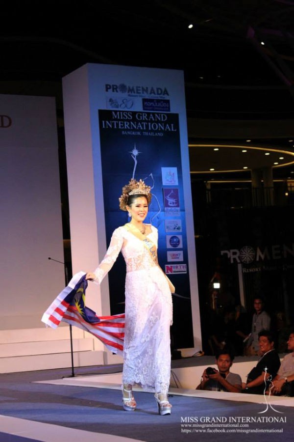 Bích Khanh duyên dáng trong đêm thi quốc phục Miss Grand International 2013 23