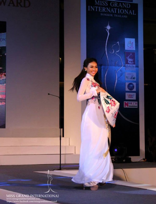 Bích Khanh duyên dáng trong đêm thi quốc phục Miss Grand International 2013 3