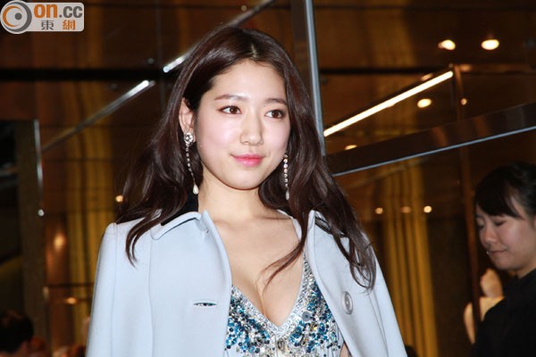 Park Shin Hye khoe ngực đầy giữa dàn 