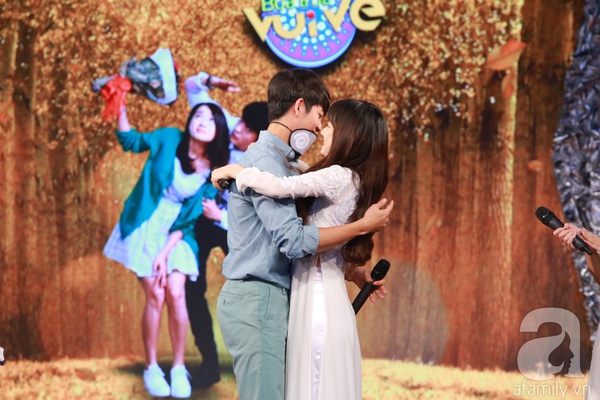 Kang Tae Oh ngượng ngùng hôn Nhã Phương