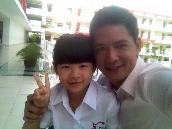 Bình Minh vui vẻ đưa con gái đi nhập học