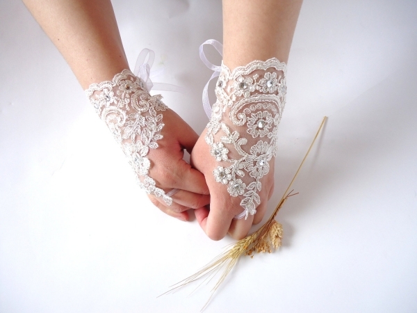 Chọn găng tay tô điểm nét kiêu sa cho cô dâu mùa thu 17