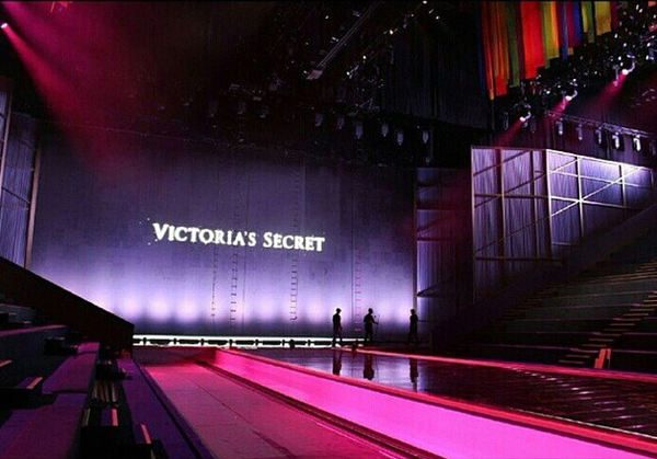 Đột nhập hậu trường trước giờ G của Victoria’s Secret Fashion Show  2