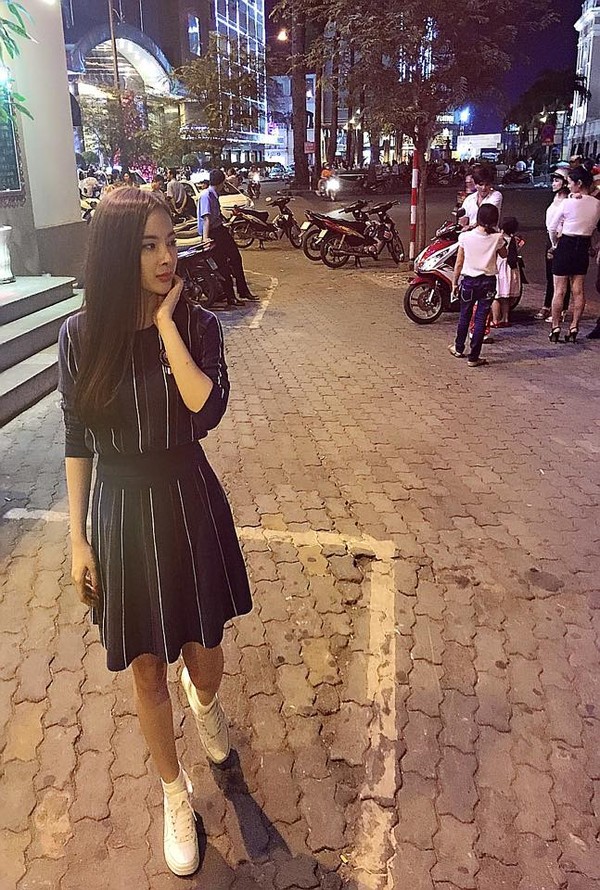 Sao Việt đa phong cách với đồ kẻ trong street style tuần qua 4