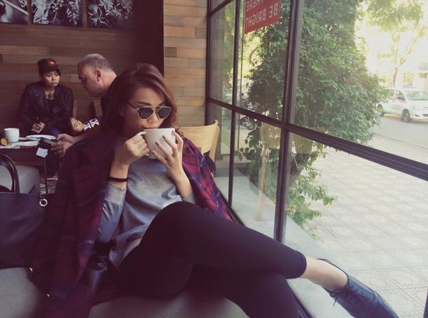 Sao Việt đa phong c&aacute;ch với đồ kẻ trong street style tuần qua 1