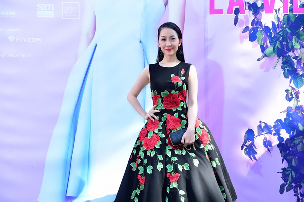 Linh Nga với 1 thiết kế mới nhất nằm trong bst xuân hè 2015 mang tên La Vie En Rose